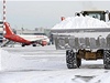 Náklaák odváí sníh z letit v Düsseldorfu